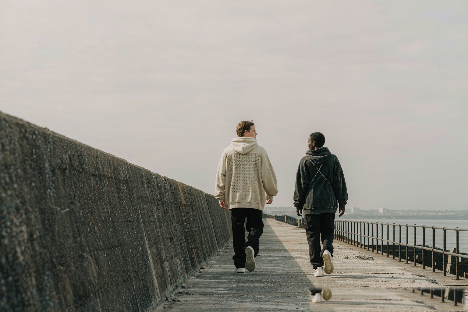 GONOFI seasonal campaign — models on a coastal path